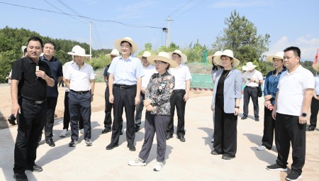 水利部副部長(zhǎng)朱程清蒞臨大禹節(jié)水建設(shè)運(yùn)營(yíng)的梅江灌區(qū)項(xiàng)目調(diào)研。